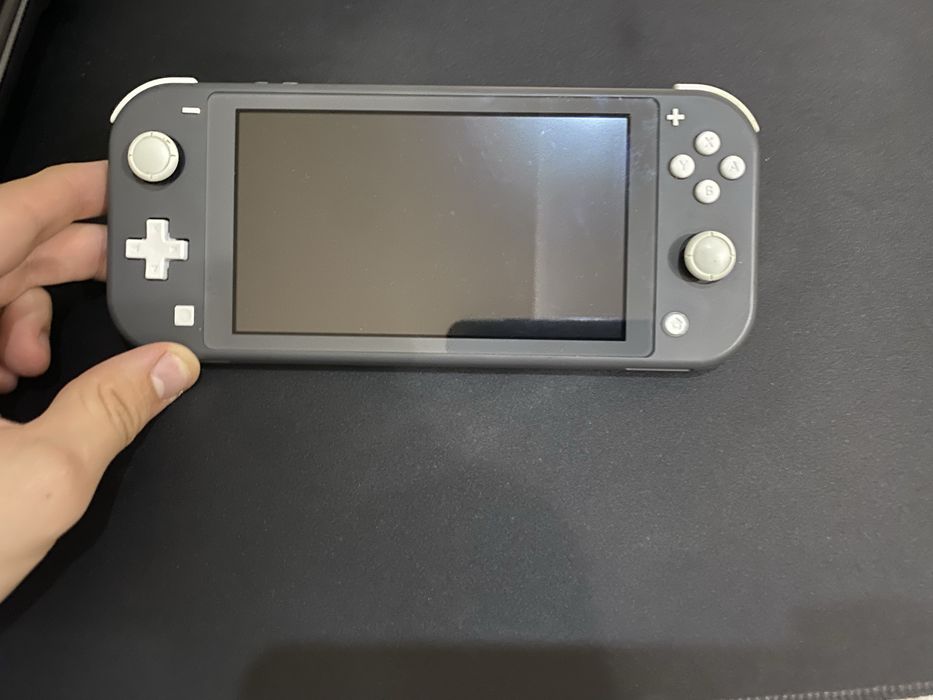 Продам майже нову Nintendo Switch Lite без SD