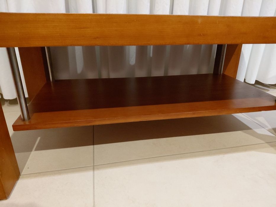 Mesa de centro de madeira usada.