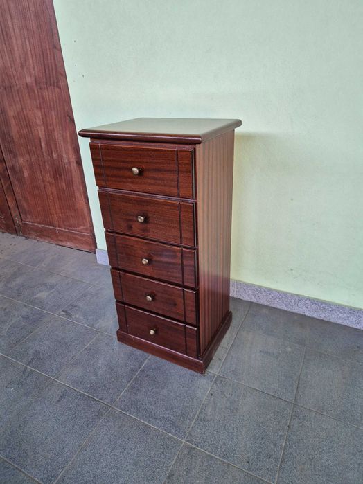 Móvel gaveteiro alto