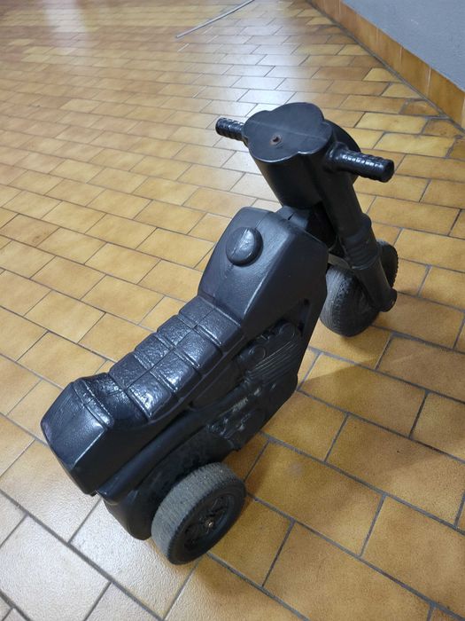 Triciclo infantil preto tipo mota – sem pedais