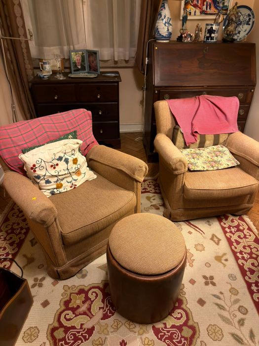 Conjunto sofas com respetivo puff