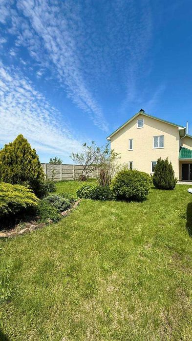 Продам гарний будинок, двоповерховий+чердак, в с. Новосілки