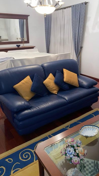 Sofá em pele azul
