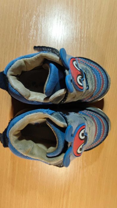 Продажа детских кроссовок р. 21