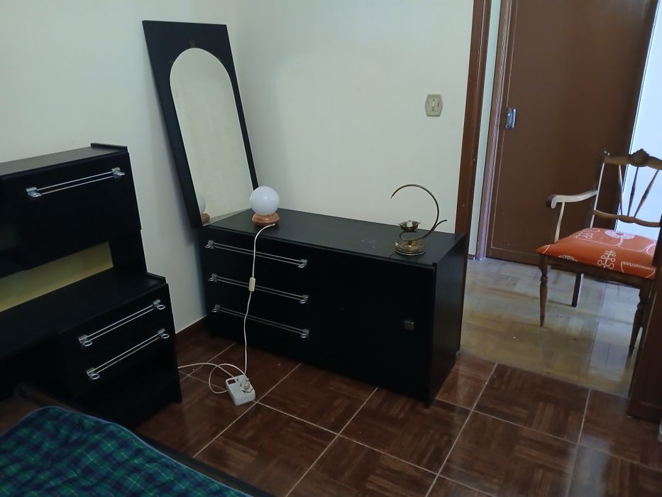 Cama de casal com cabeceira, aparador e espelho