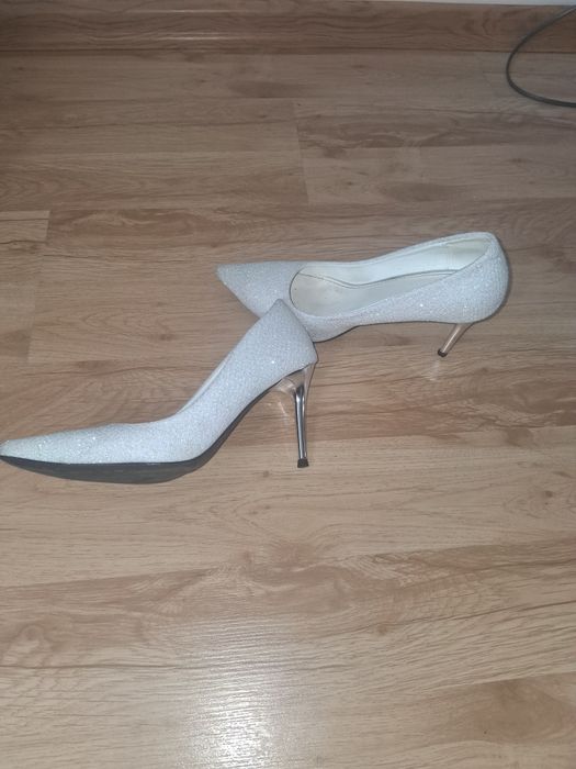 Buty ślubne białe
