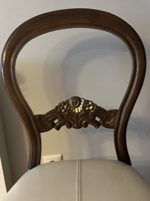 Cadeiras de jantar estofadas em couro branco e com pormenor dourado