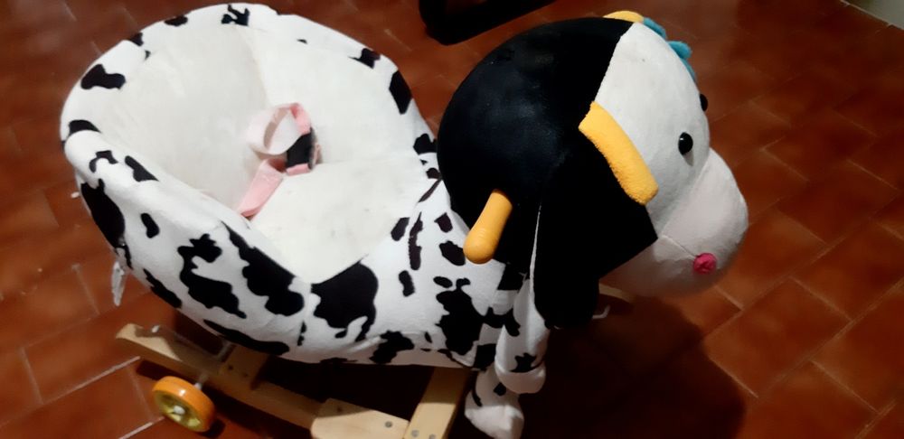 Vaca de baloiço e rodas.
