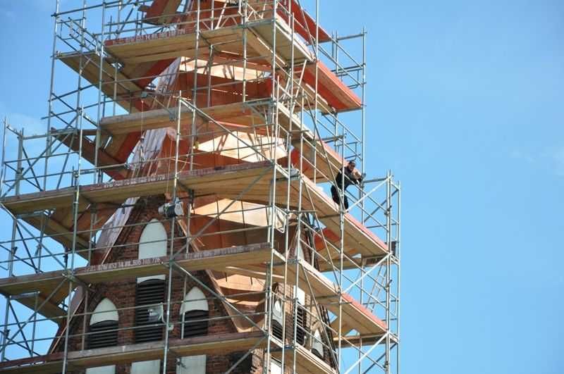 Wynajem rusztowań elewacyjnych (3000 m²) i aluminiowych.