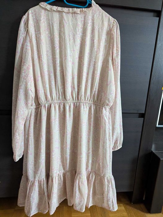 Kremowa sukienka Reserved z falbanką