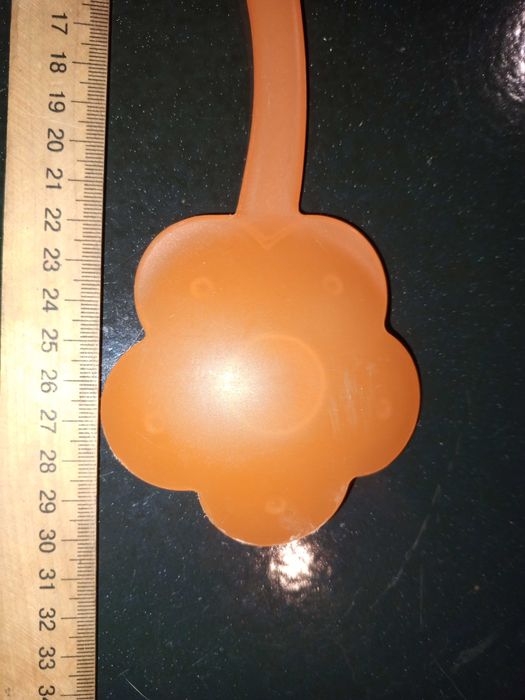 Игрушечный черпак в форме цветка.