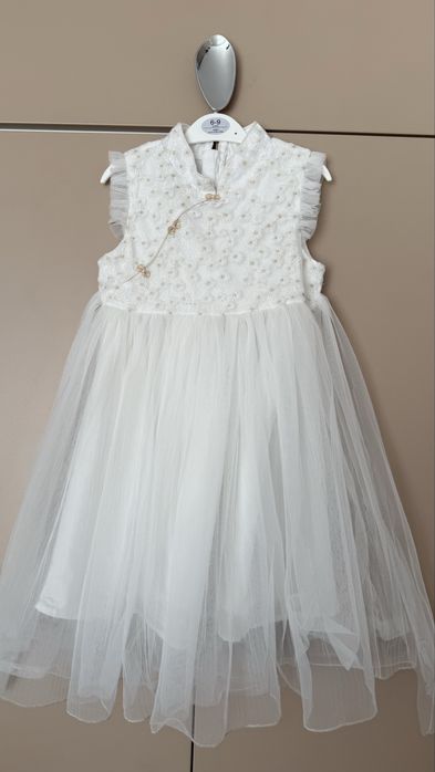 Святкова біла сукня з фатином