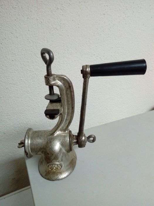Máquina de picar carne antiga
