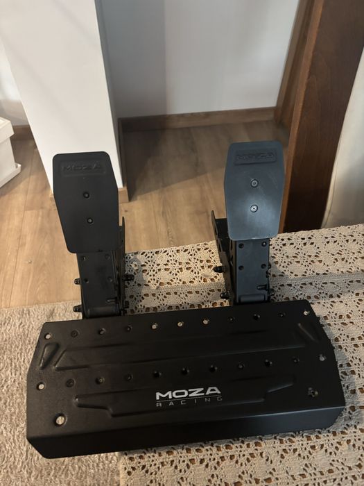 **MOZA R5 Bundle + MOZA KS Pro**