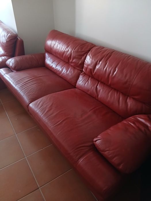 Dois sofas de pele cor vermelho