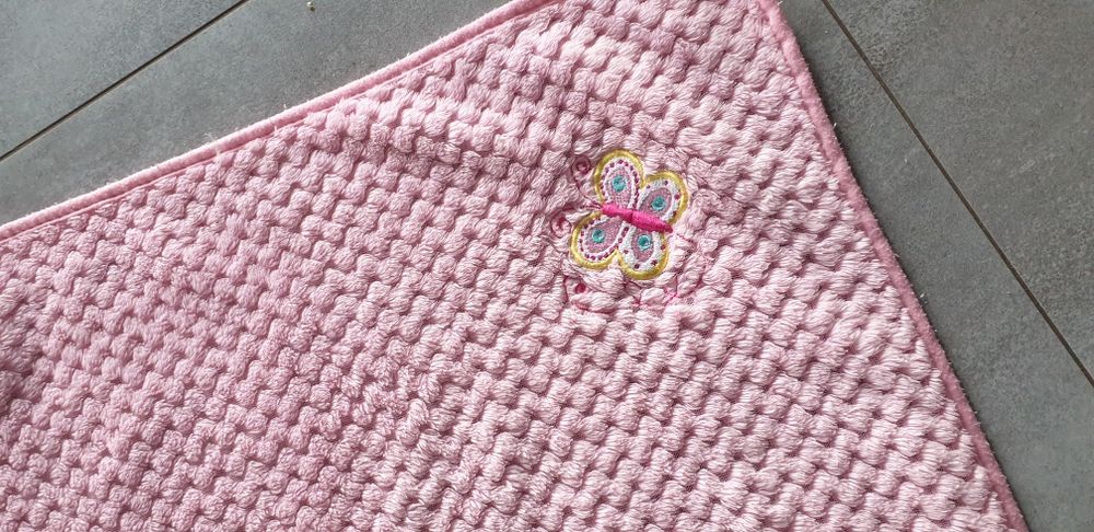 Śliczny różowy kocyk