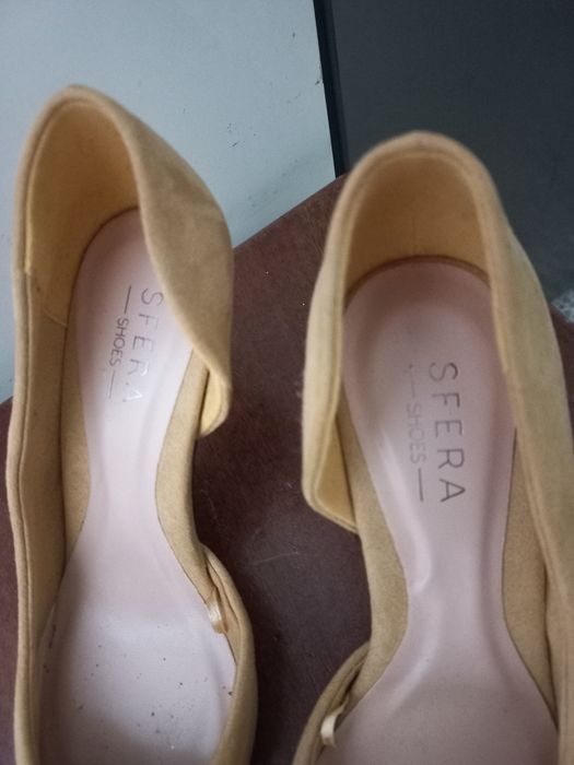 Sapatos novos em camurça amarela