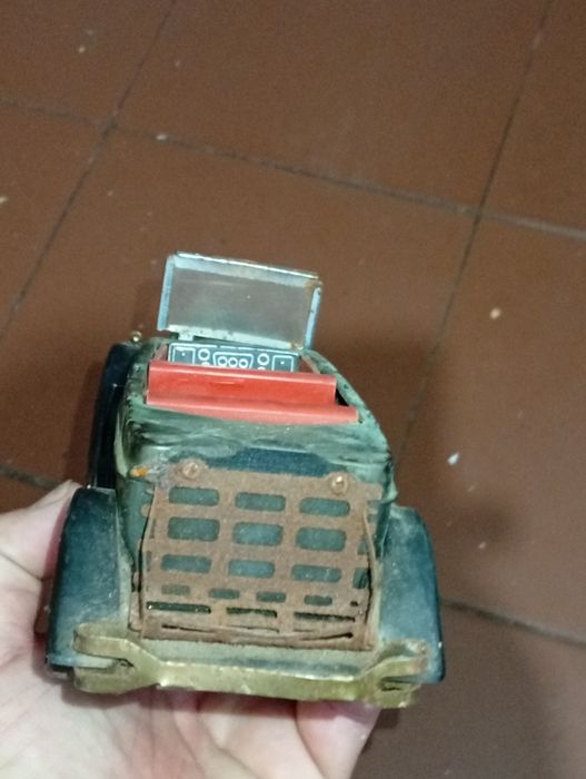 Carrinho Antigo para colecionadores a precisar reparação