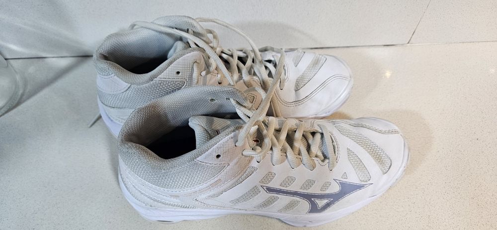 Vendo Mizuno Voltage Mid