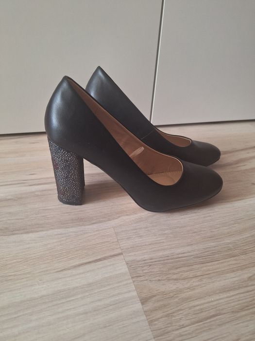 Buty na obcasie 37
