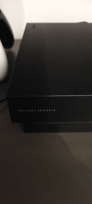 Konsola xbox one project scorpio + 2 pady+ 1 gra