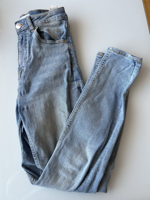 niebieskie jeansy skinny z wysokim stanem