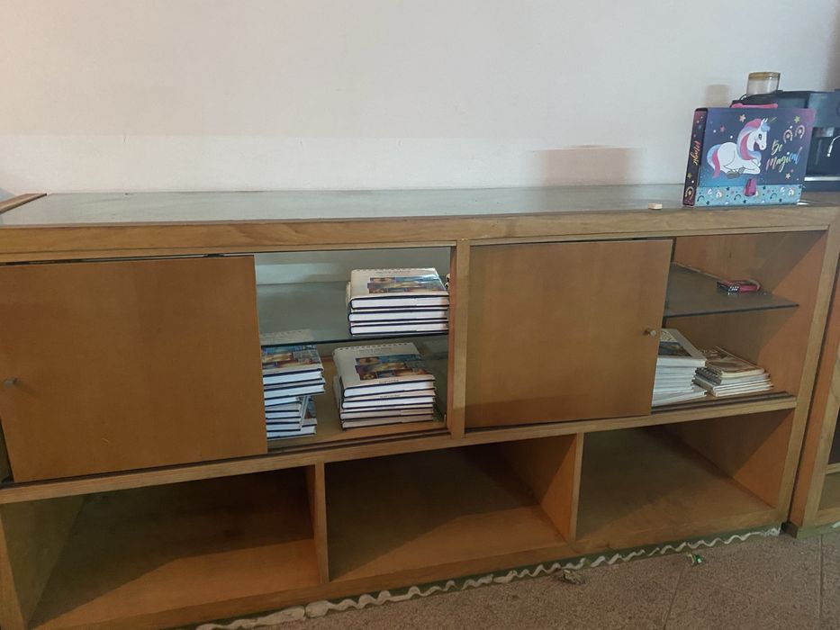 Vitrine em madeira macisa com vidro por cima e na frente