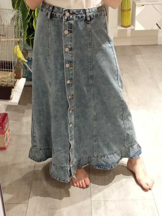 Długa dżinsowa spódnica