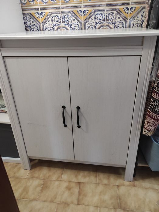 Móvel branco de arrumação