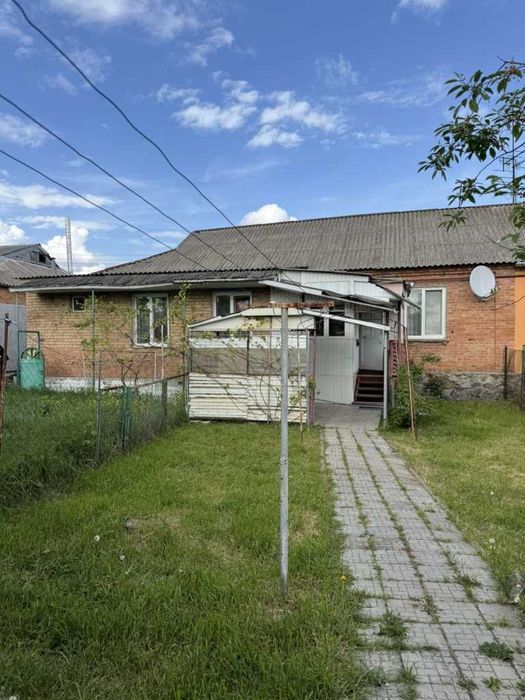 пів будинку, окремий дворик, Є ГАРАЖ, КОТЕЛ