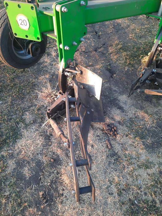 Плуг трьохкорпусний навісний PNVB 3‒35 з кутознімом