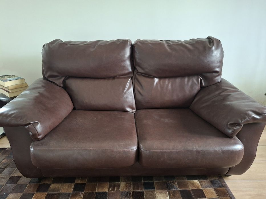 Sofá dois lugares castanho. .