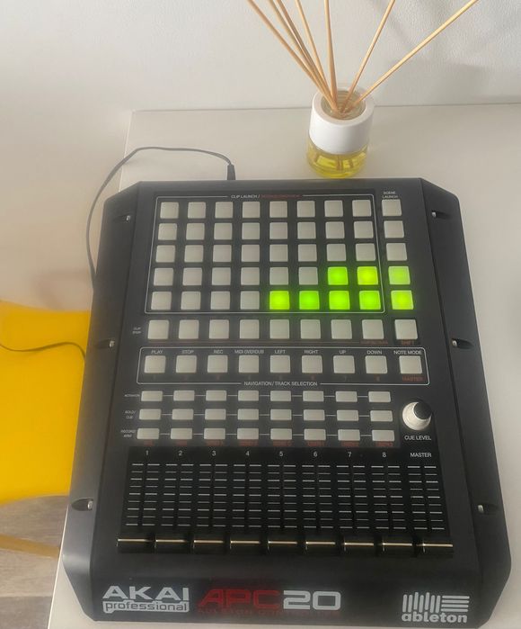 Akai APC 20 (MIDI Controller)
