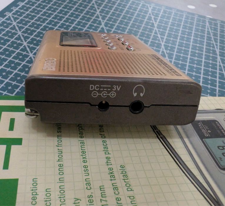 Mini Rádio DEBO com relógio e alarme [COMO NOVO]