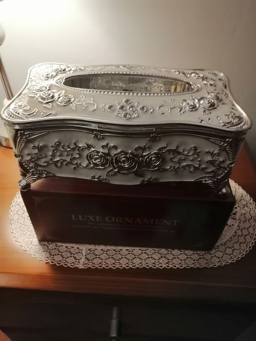 Caixa lindérrima em Acrílico prateada com um toque de luxo.