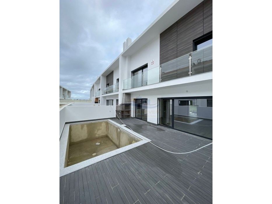 Moradia T4 de Luxo elegante e de muito bom gosto com piscina na Vil...