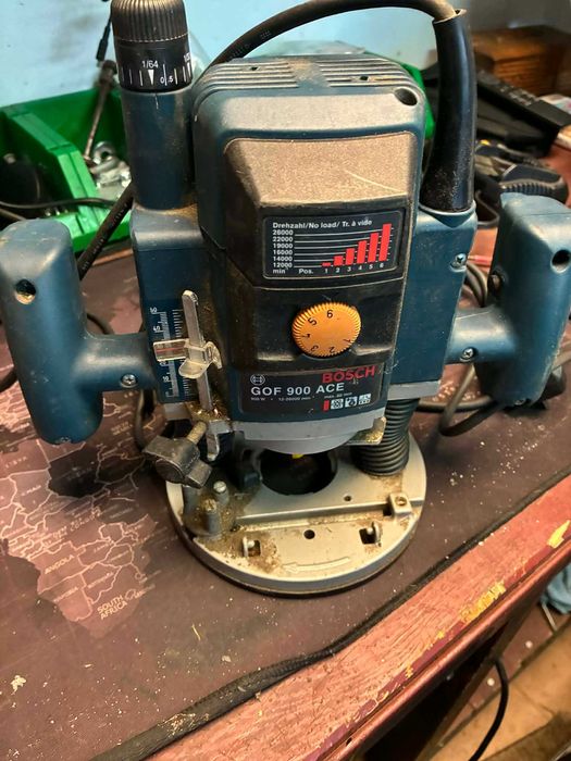 Frezarka górnowrzecionowa BOSCH GOF 900