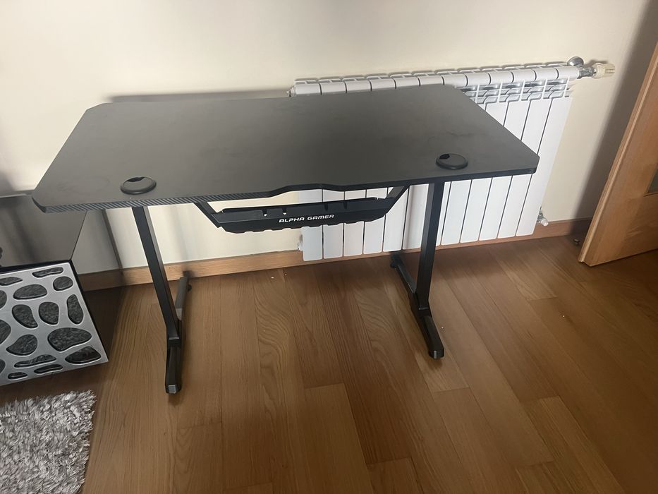 Mesa gaming preta em bom estado