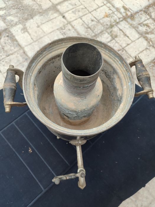 Старовинний самовар. На вугіллі.