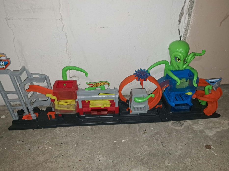 Hot Wheels. Mega myjnia atak ośmiornicy
