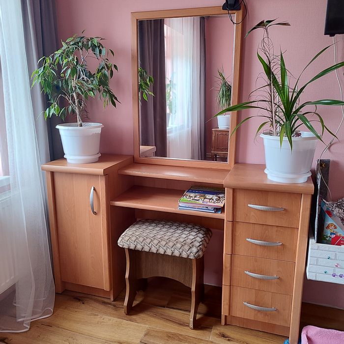 Туалетный столик макіяжний стіл у перукарню