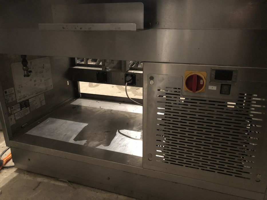 холодильна вітрина. для харчових інгредієнтів в фаст-фуді