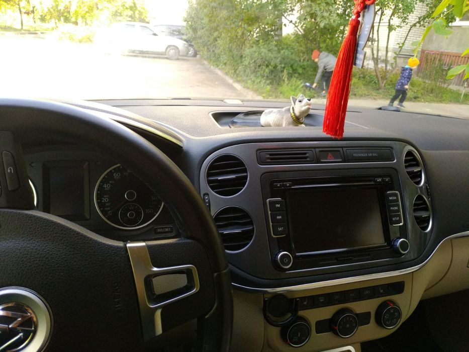 Автототранспорт Фольксваген-Тигуан серебристо серого цвета