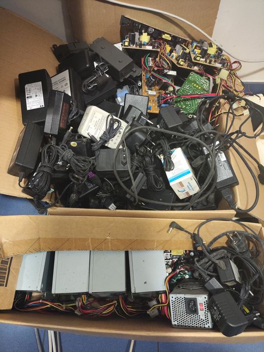Caixas com dezenas de carregadores e fontes de alimentação