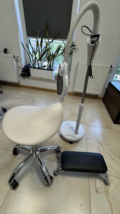 Krzesło dla stylistki paznokci  lampa bezcieniowa