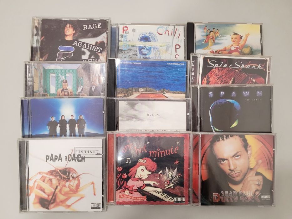 CDs de música de várias bandas e estilos musicais