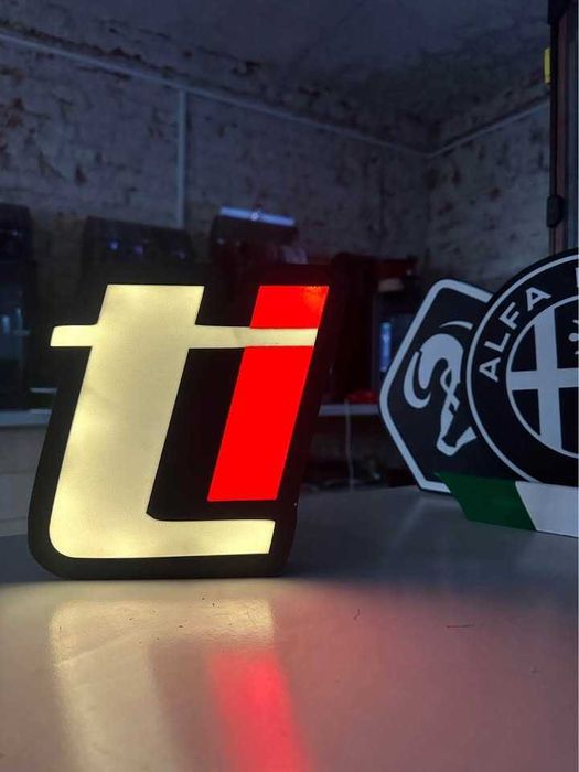 Lampki z logiem Alfa Romeo ''TI' na USB C