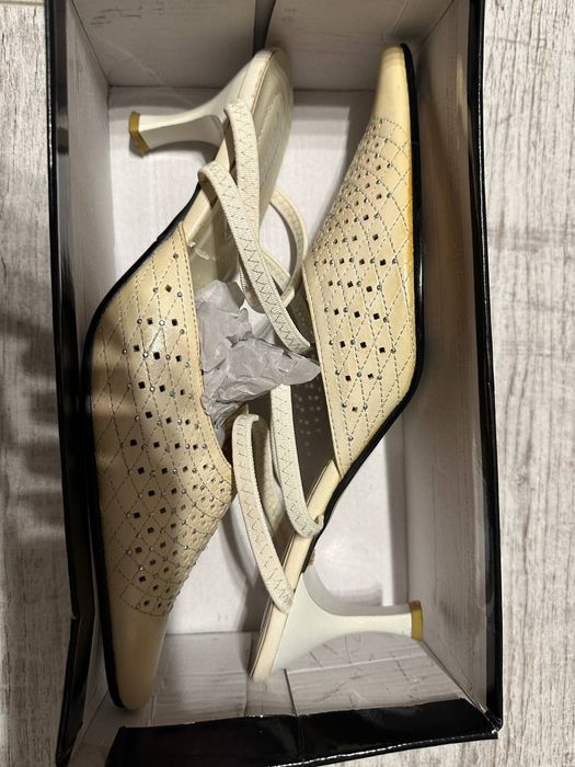 Слингбэки бежевые нарядные