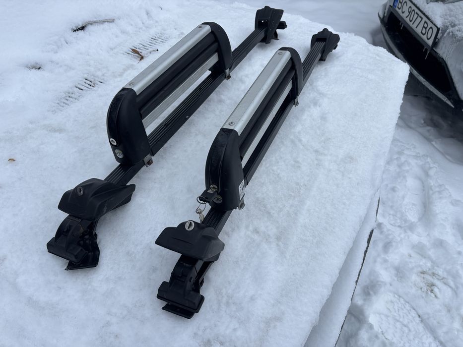 Багажник на автомобіль є два ключа