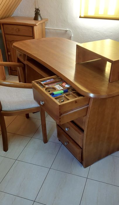 Secretária em madeira maciça c/ cadeira